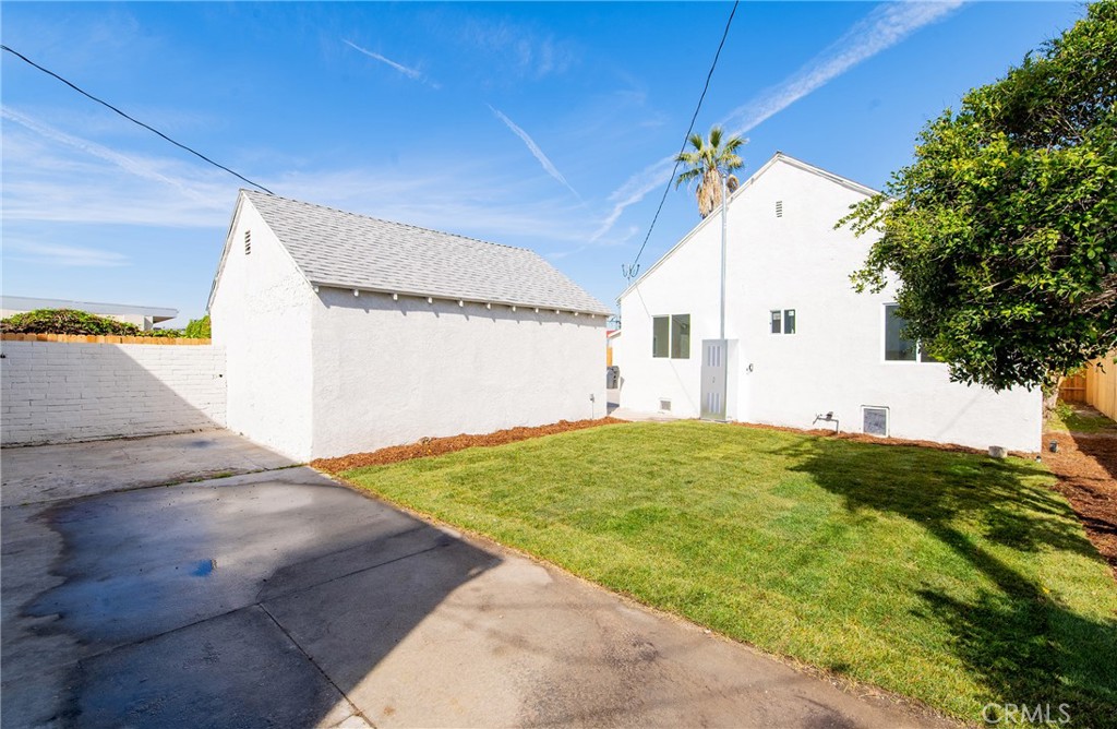 1100 East Tichenor Street Compton, CA 90221 - Photo 33 of 34 a view of a backyard