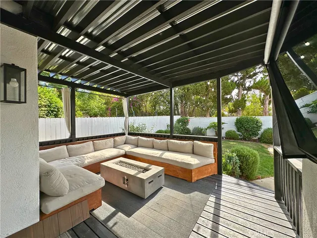 a view of yard with green space