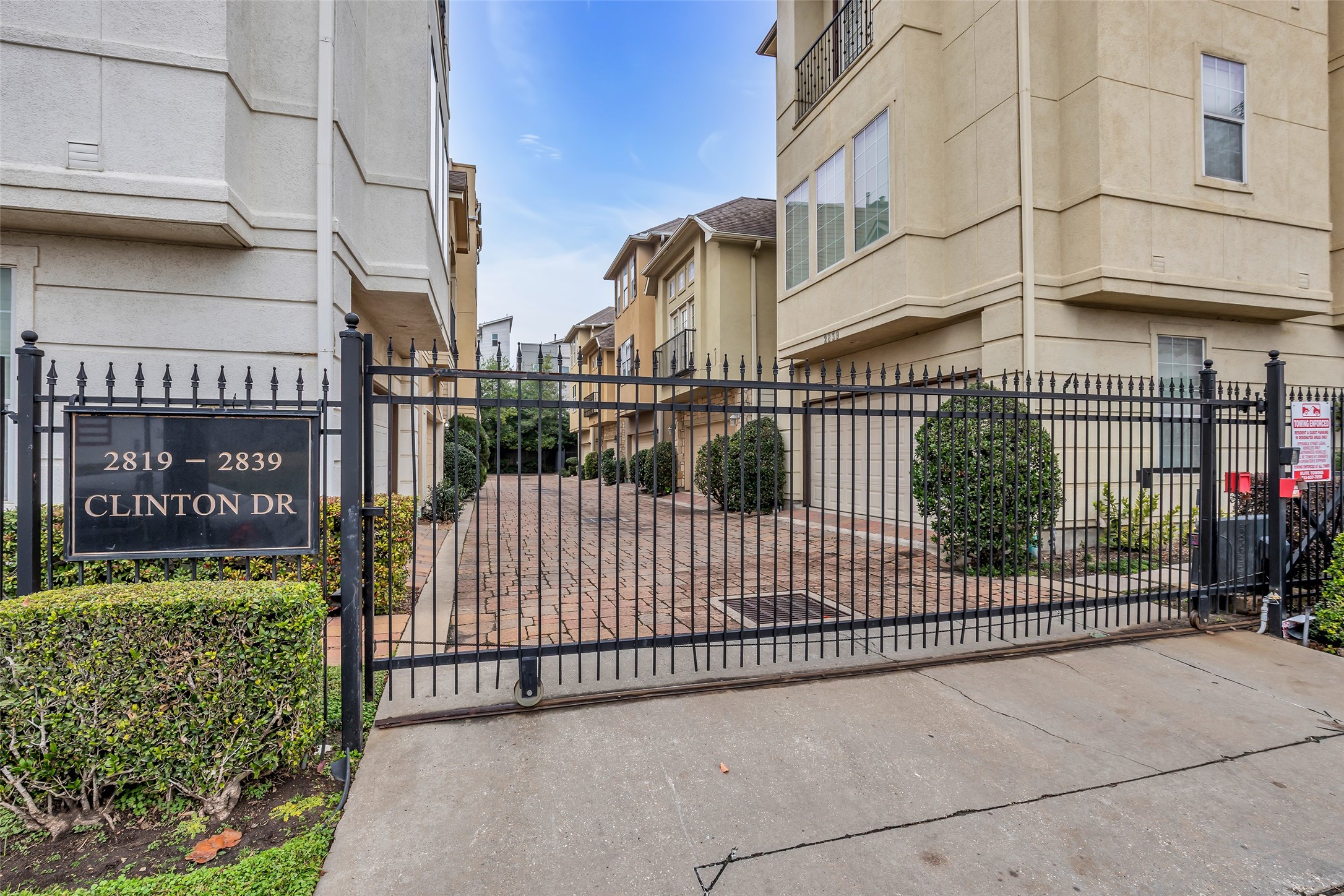 2835 Clinton Drive Houston, TX 77020 - Photo 2 of 27