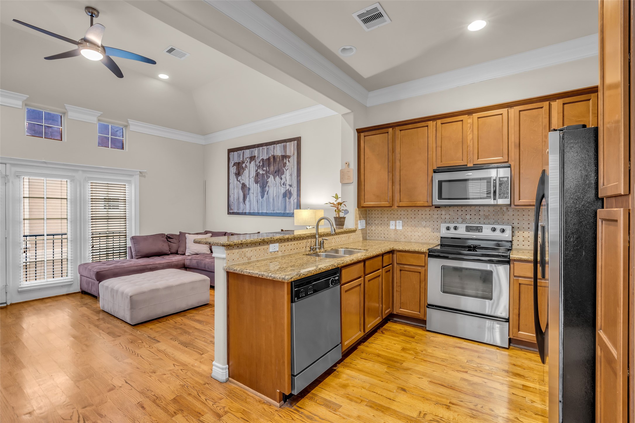 2835 Clinton Drive Houston, TX 77020 - Photo 3 of 27