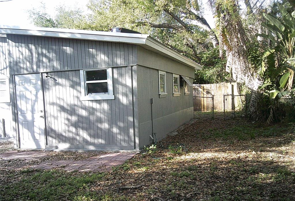 1060 65th Street South St. Petersburg, FL 33707 - Photo 19 of 20 a backyard of a house with lots of green space