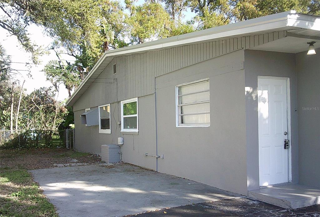 1060 65th Street South St. Petersburg, FL 33707 - Photo 2 of 20 a backyard of a house