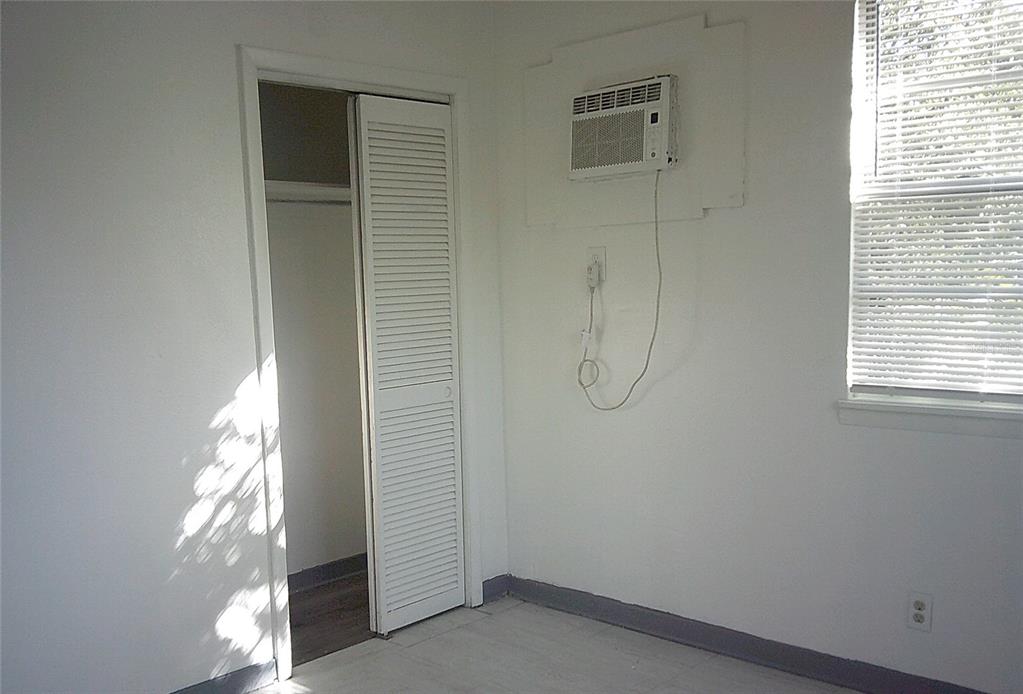 1060 65th Street South St. Petersburg, FL 33707 - Photo 10 of 20 a view of empty room with window