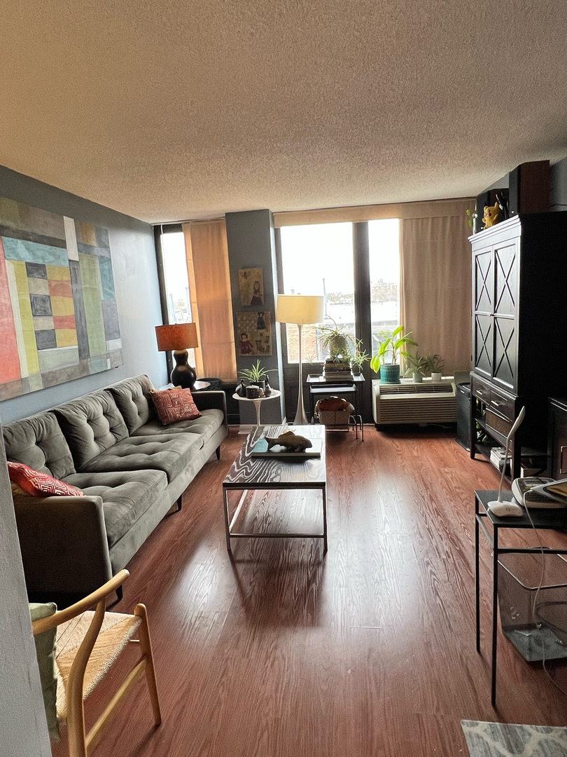 5320 North Sheridan Road, Unit 401 Chicago, IL 60640 - Photo 3 of 17 a living room with furniture and a flat screen tv