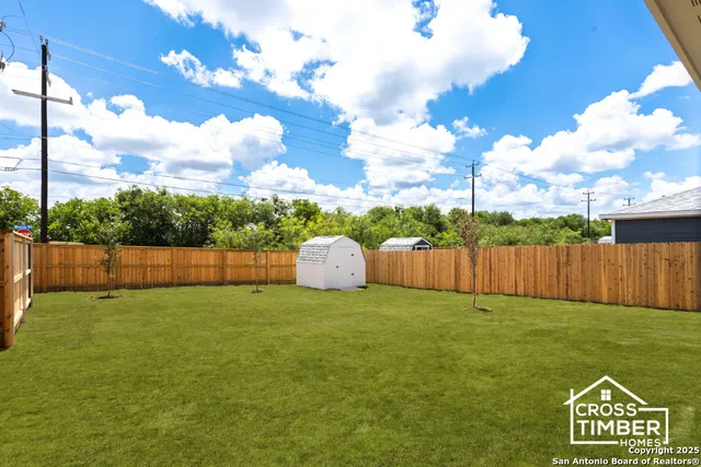 a view of a back yard