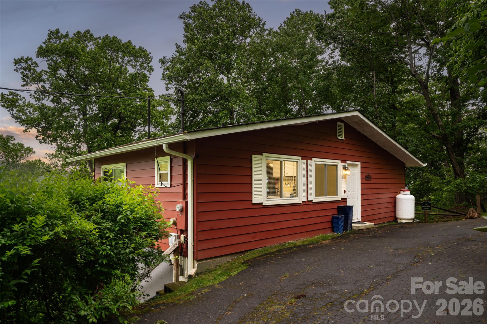 8 North Delano Road Asheville, NC 28805 - Photo 1 of 35 Gallery Image 1
