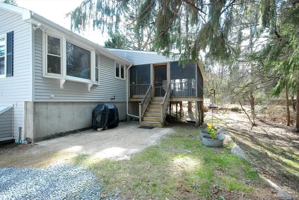 a view of a house with backyard