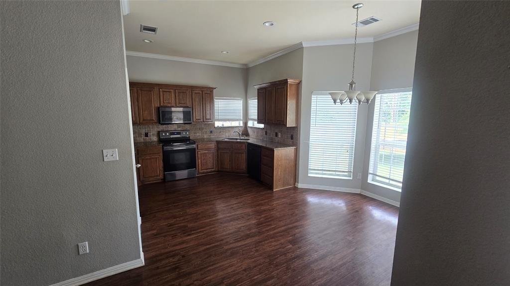 436 West Wall Street Hewitt, TX 76643 - Photo 4 of 15
