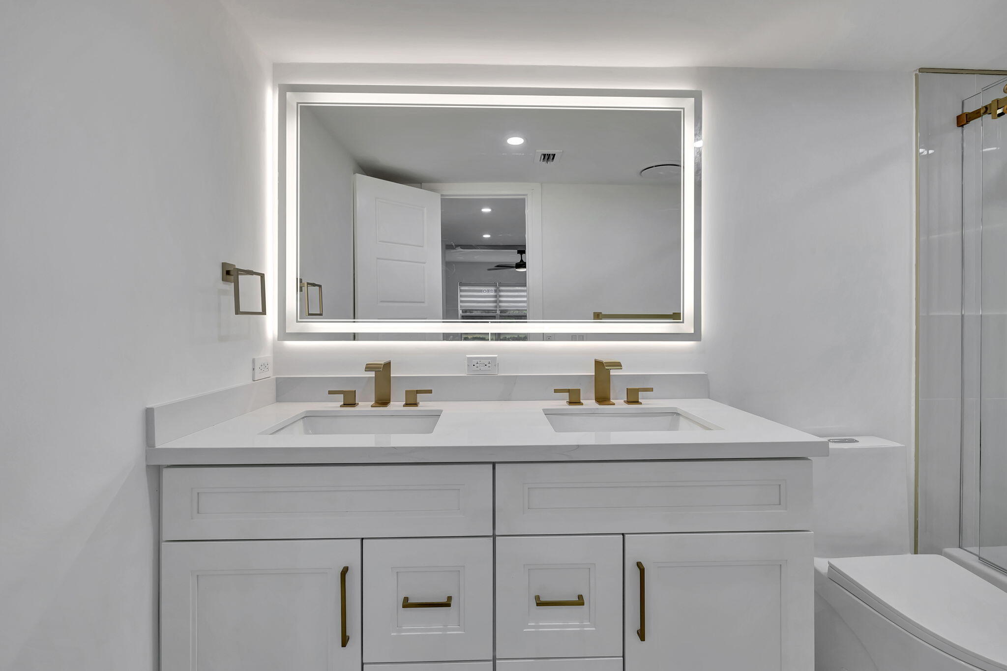 3100 North Palm Aire Drive, Unit 106 Pompano Beach, FL 33069 - Photo 21 of 42 a bathroom with a sink and a mirror