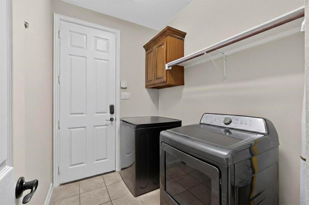 7625 Ridgedale Court Sachse, TX 75048 - Photo 7 of 40 a utility room with dryer and washer