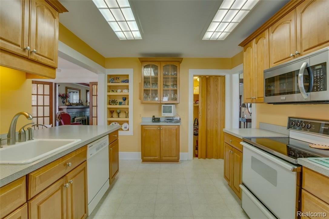 1622 Crooks Road Royal Oak, MI 48067 - Photo 13 of 47 Kitchen