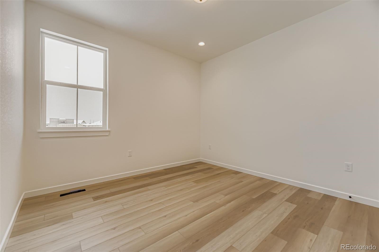8902 South Riviera Way Aurora, CO 80016 - Photo 20 of 26 an empty room with a window