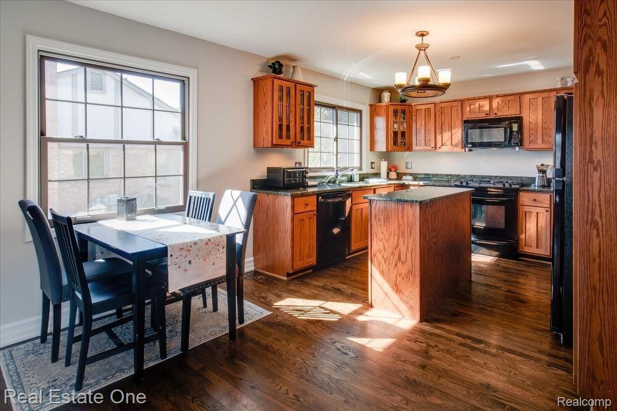 451 Lake Forest Road Rochester, MI 48309 - Photo 24 of 97 Breakfast nook