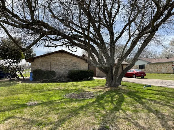 a view of back yard of the house
