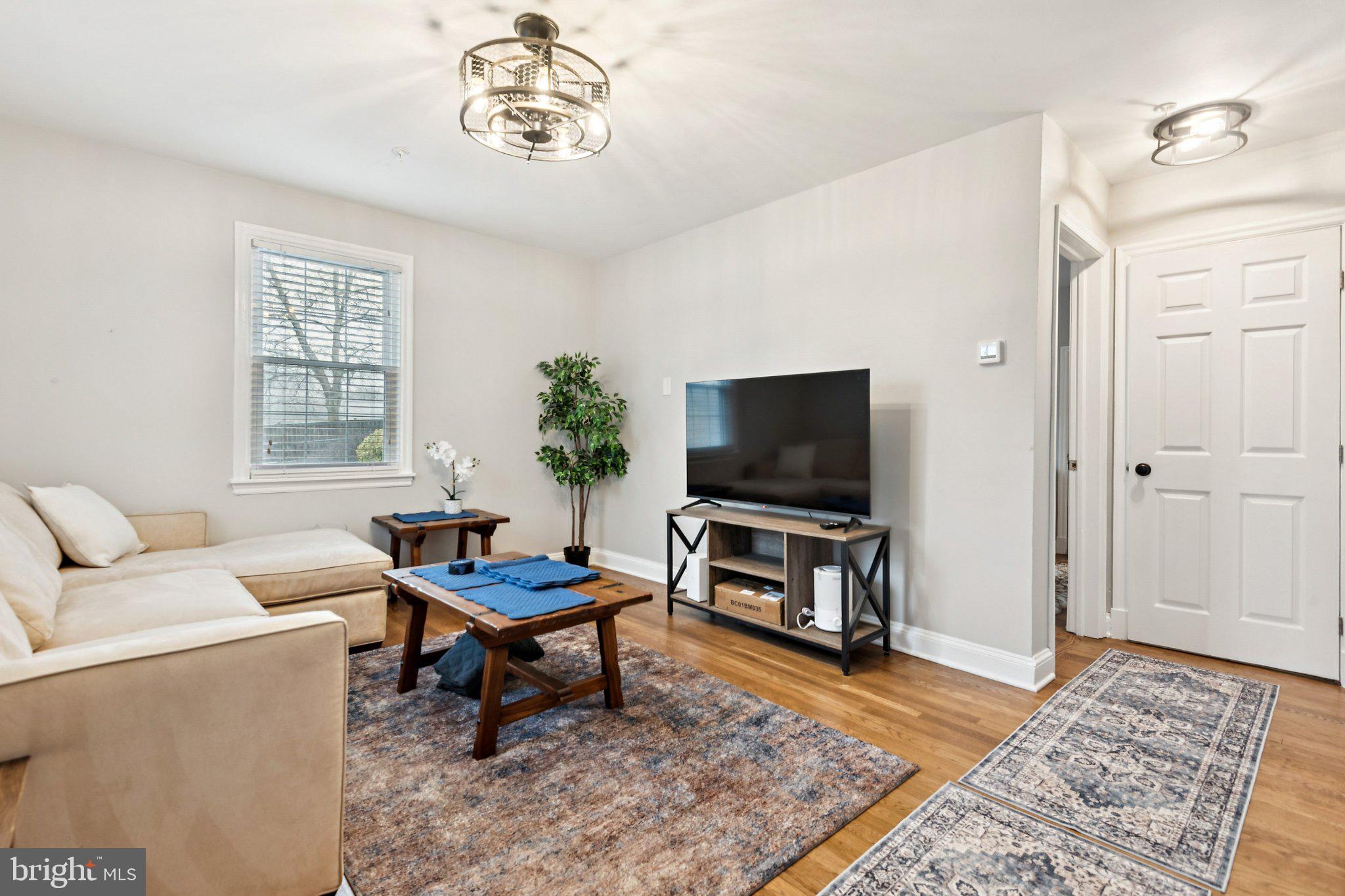 805 Spa Road Annapolis, MD 21401 - Photo 6 of 25 Bright and inviting living space.