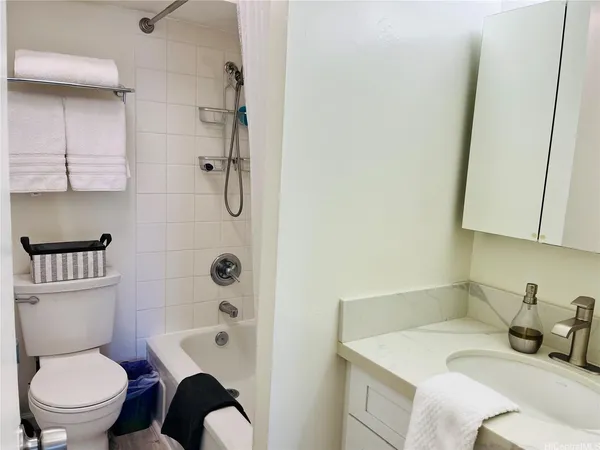 $2,400 | 2421 Tusitala Street, Unit 601, Honolulu, HI 96815
