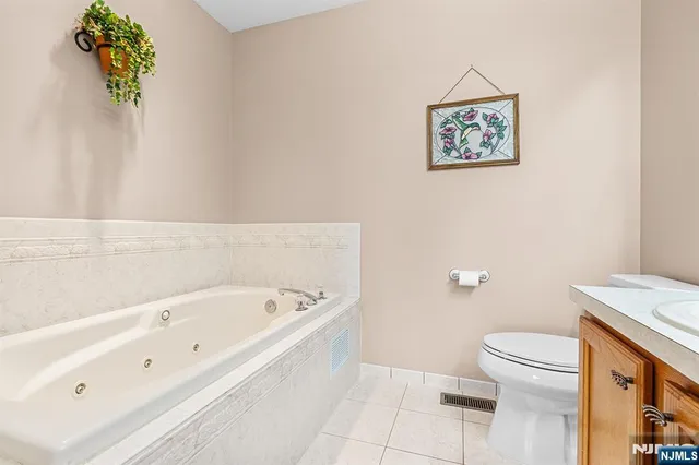 $499,900 | 124 Ridge Drive, Pompton Lakes, NJ 07442