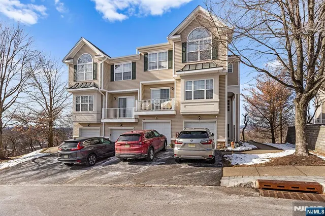 $499,900 | 124 Ridge Drive, Pompton Lakes, NJ 07442