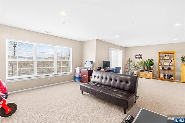 $499,900 | 124 Ridge Drive, Pompton Lakes, NJ 07442