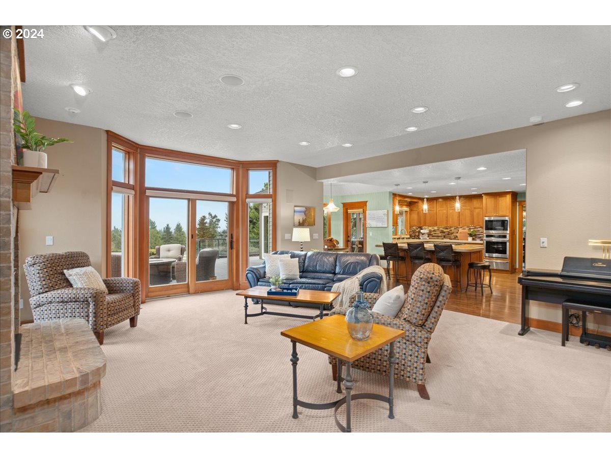 16321 Southwest Bell Road Sherwood, OR 97140 - Photo 12 of 48 Living Room