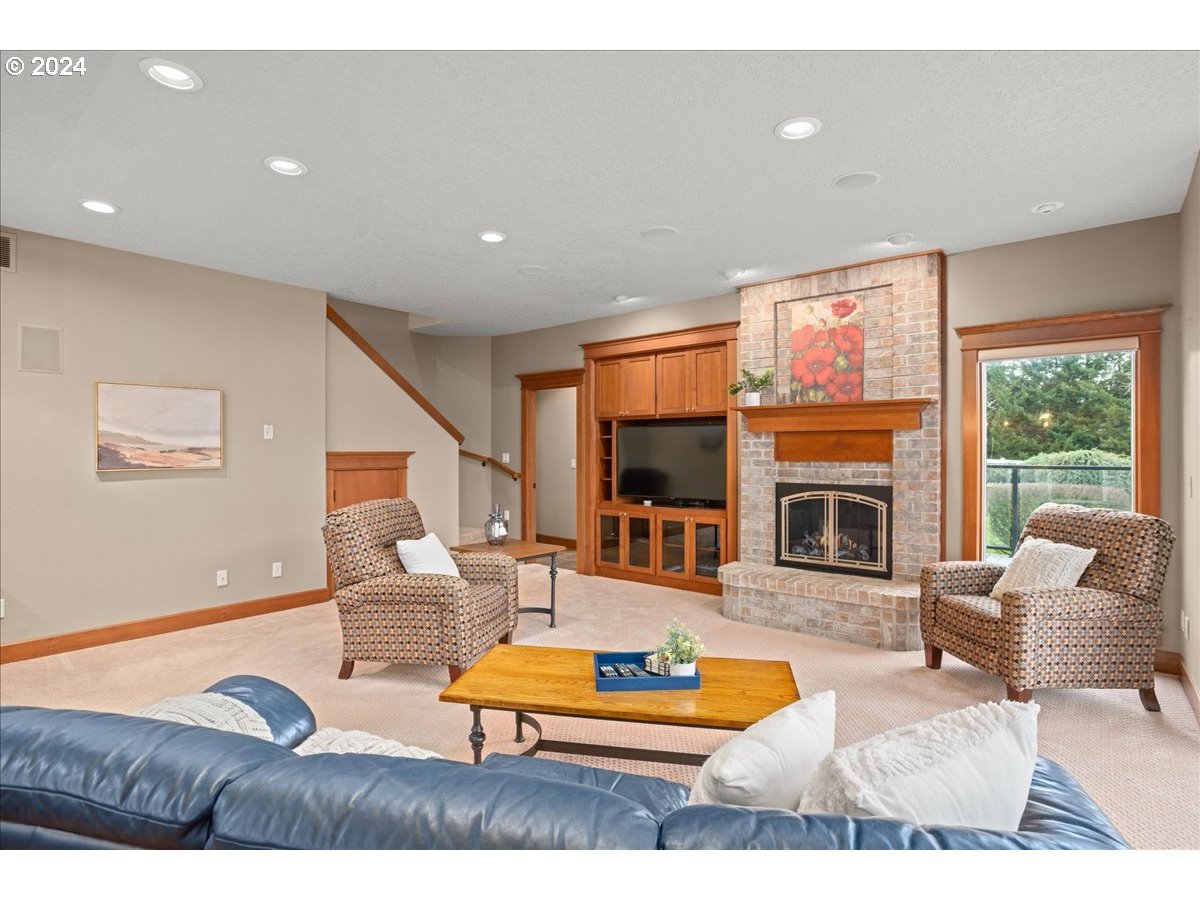 16321 Southwest Bell Road Sherwood, OR 97140 - Photo 14 of 48 Living Room