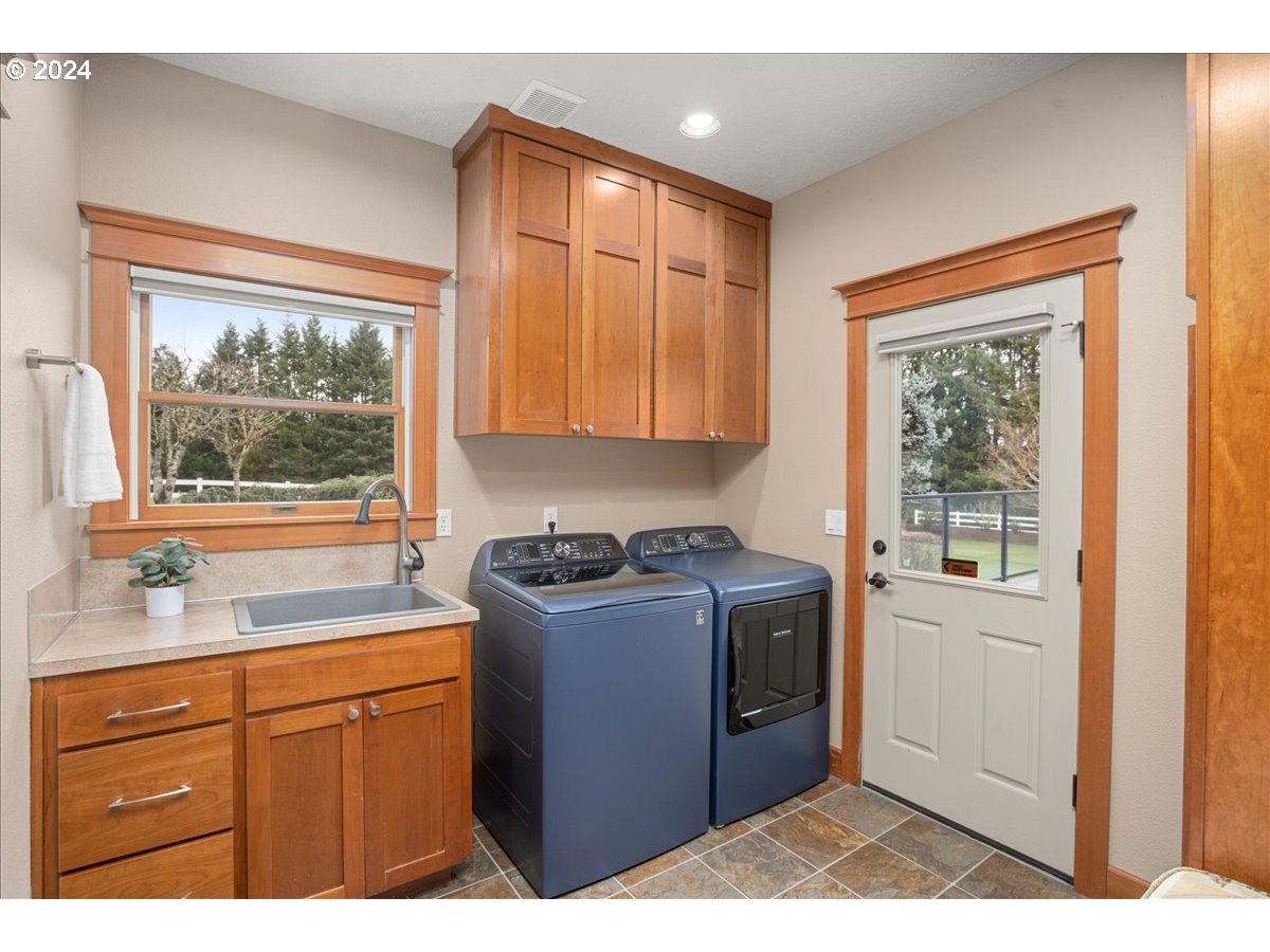 16321 Southwest Bell Road Sherwood, OR 97140 - Photo 34 of 48 Laundry