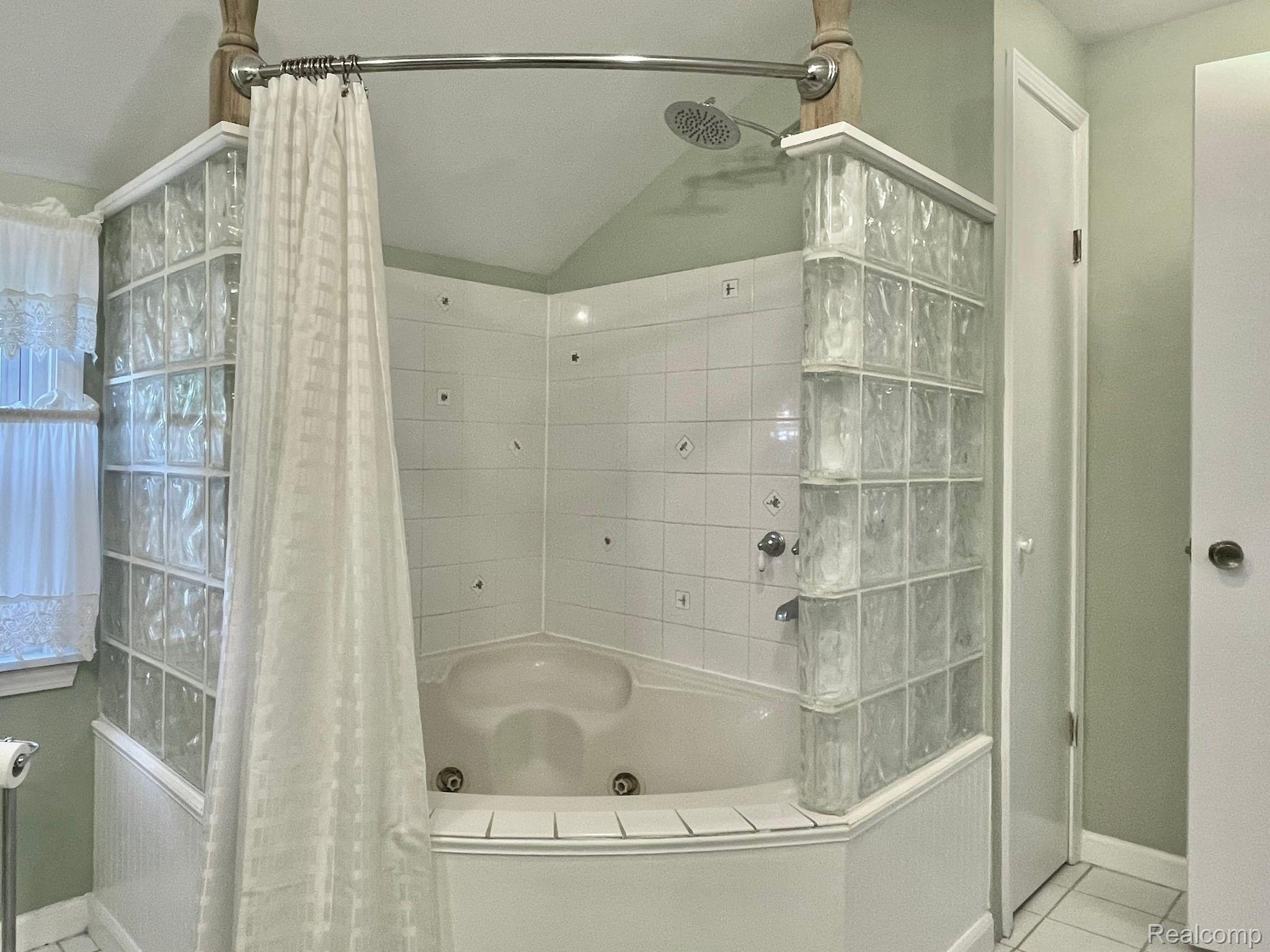 2807 Gravel Ridge Drive Rochester, MI 48307 - Photo 25 of 45 Jetted tub