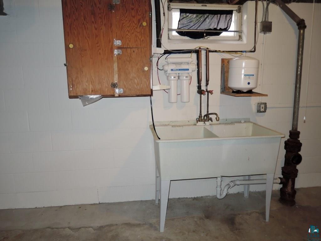 2706 Diane Avenue Racine, WI 53404 - Photo 27 of 34 Laundry area with sink