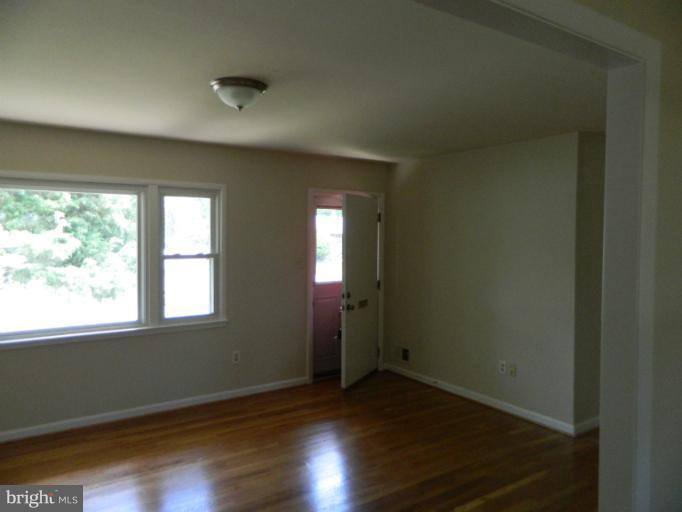 7406 Stinson Road Alexandria, VA 22306 - Photo 18 of 21 Living Room