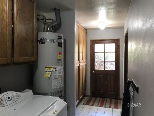 1009 Meadowview Lane Ridgecrest, CA 93555 - Photo 13 of 32 a bathroom with a sink a toilet and shower