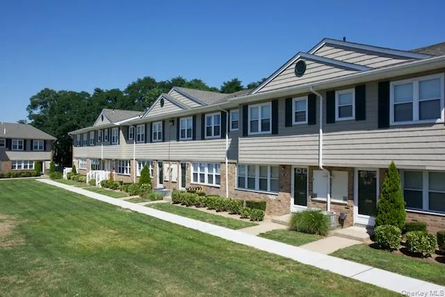 $1,995 | 1355 Roanoke Avenue, Unit 2H, Riverhead, NY 11901