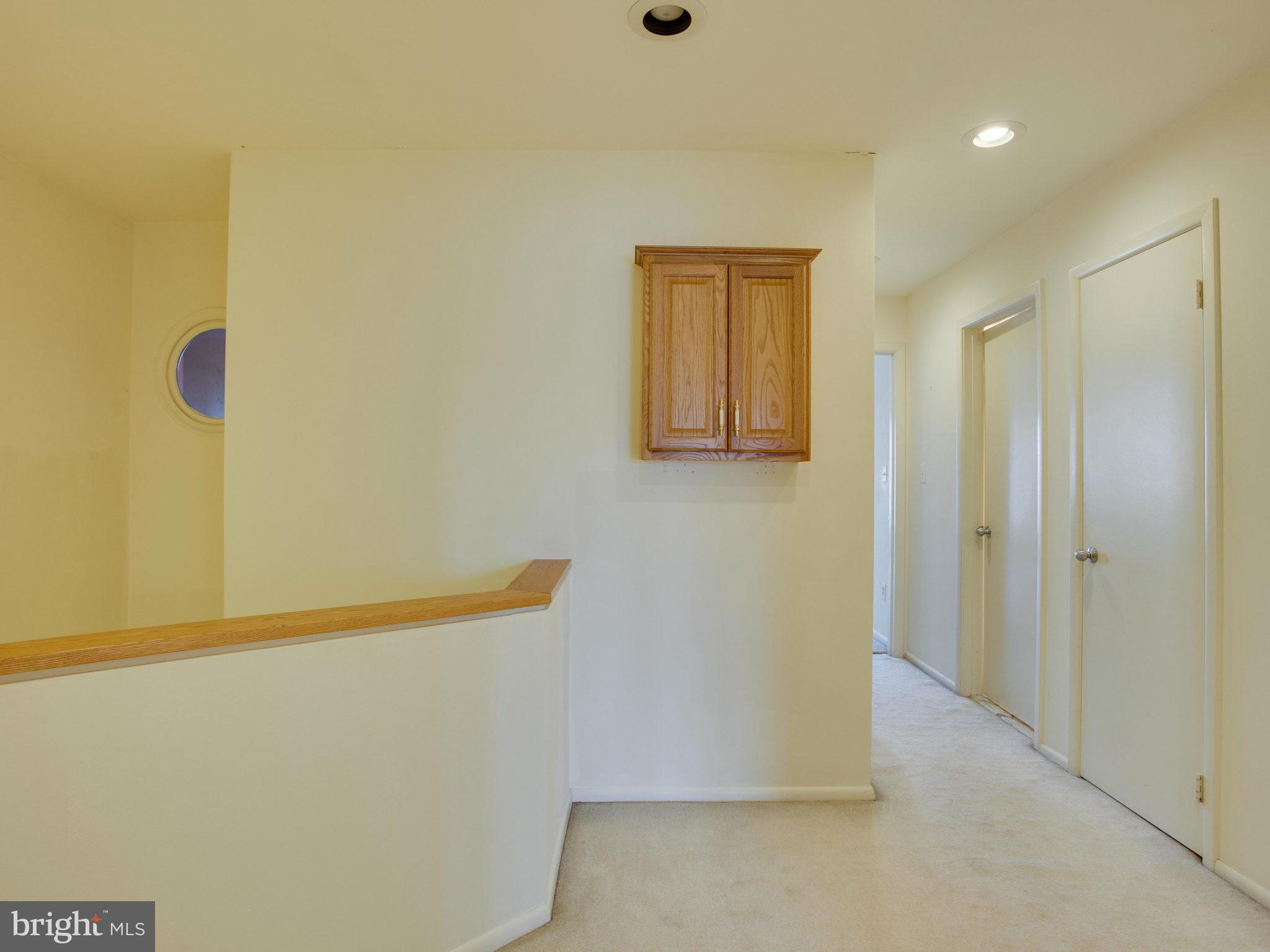 11102 Lakespray Way Reston, VA 20191 - Photo 17 of 28 Upper Level Hallway