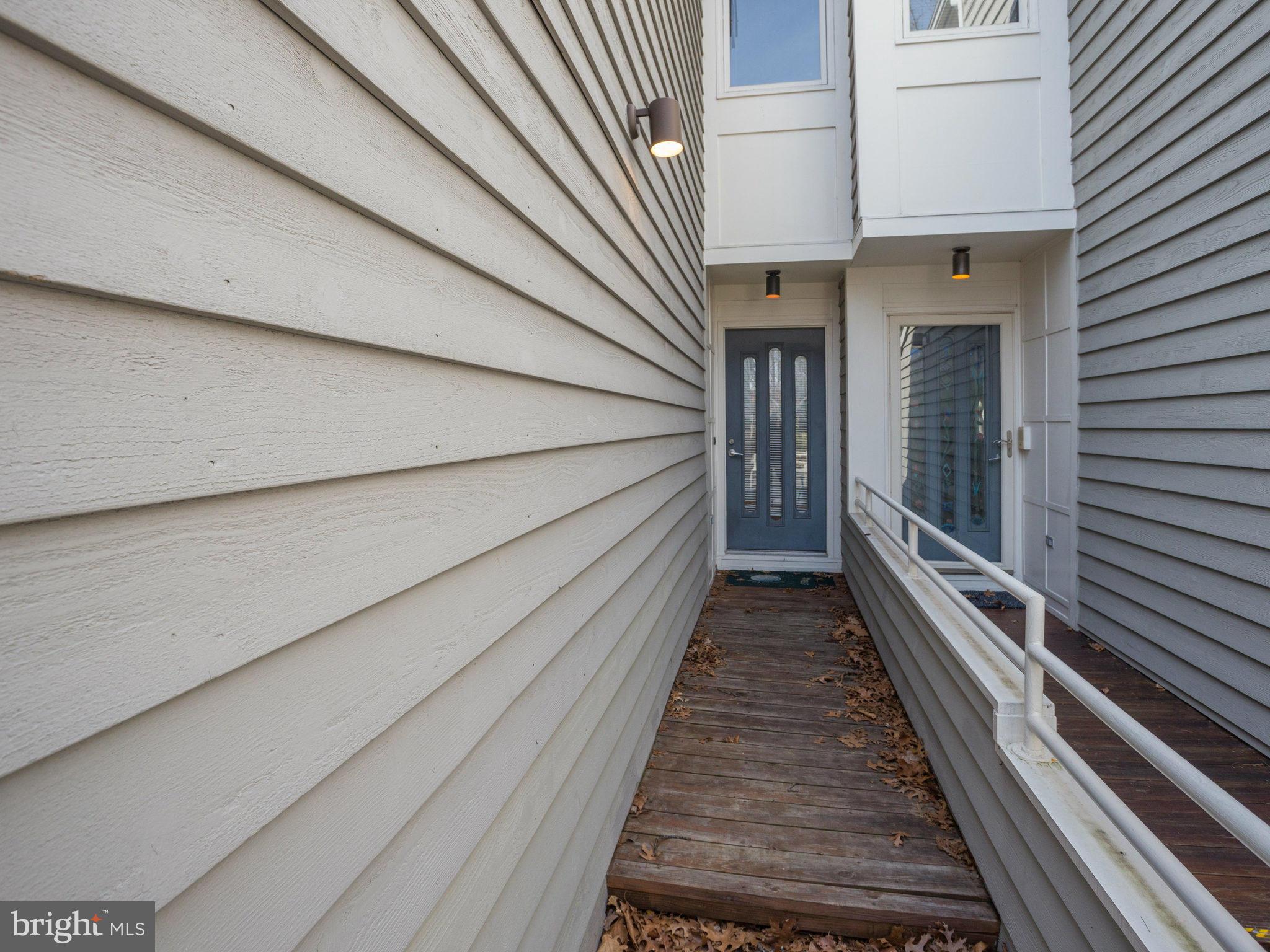 11102 Lakespray Way Reston, VA 20191 - Photo 3 of 28 Exterior (Front)