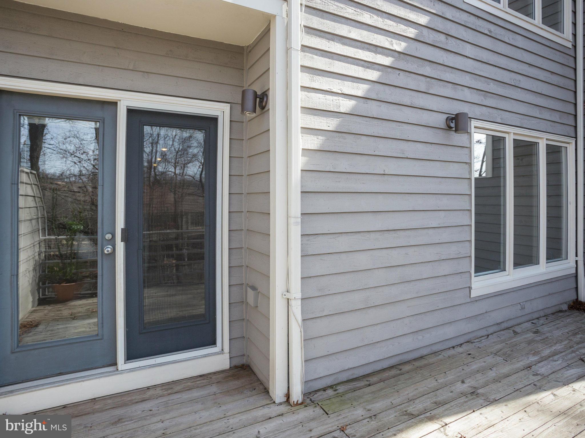 11102 Lakespray Way Reston, VA 20191 - Photo 4 of 28 Exterior (Rear)