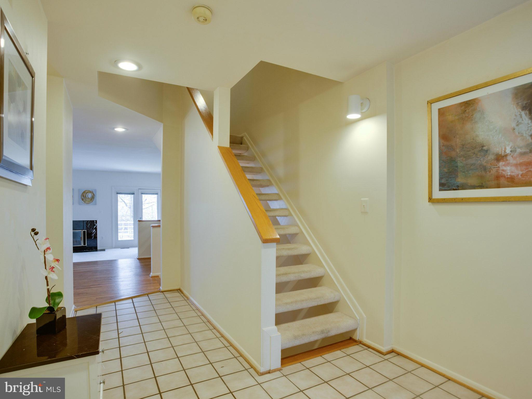 11102 Lakespray Way Reston, VA 20191 - Photo 7 of 28 Foyer