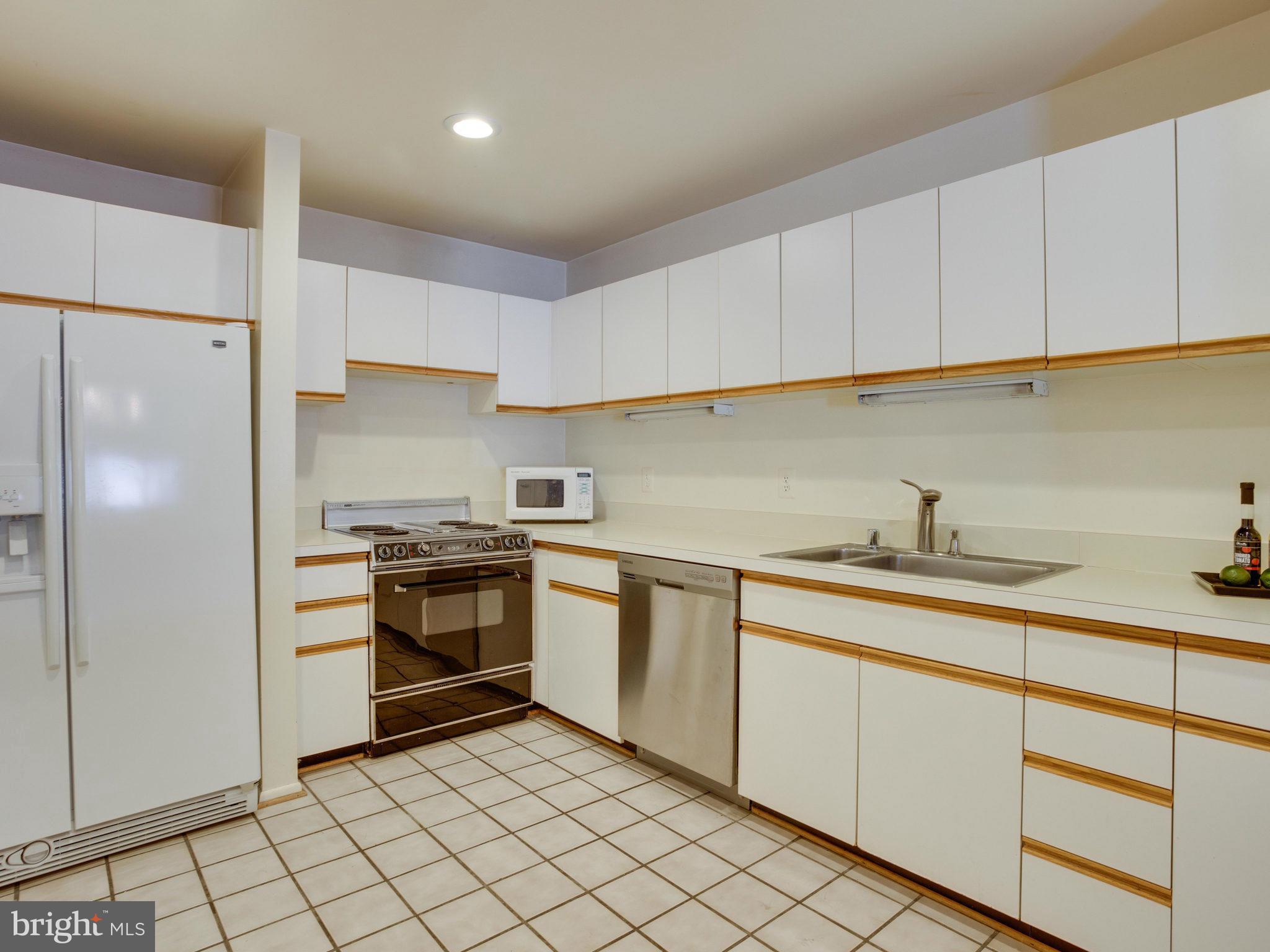 11102 Lakespray Way Reston, VA 20191 - Photo 8 of 28 Kitchen