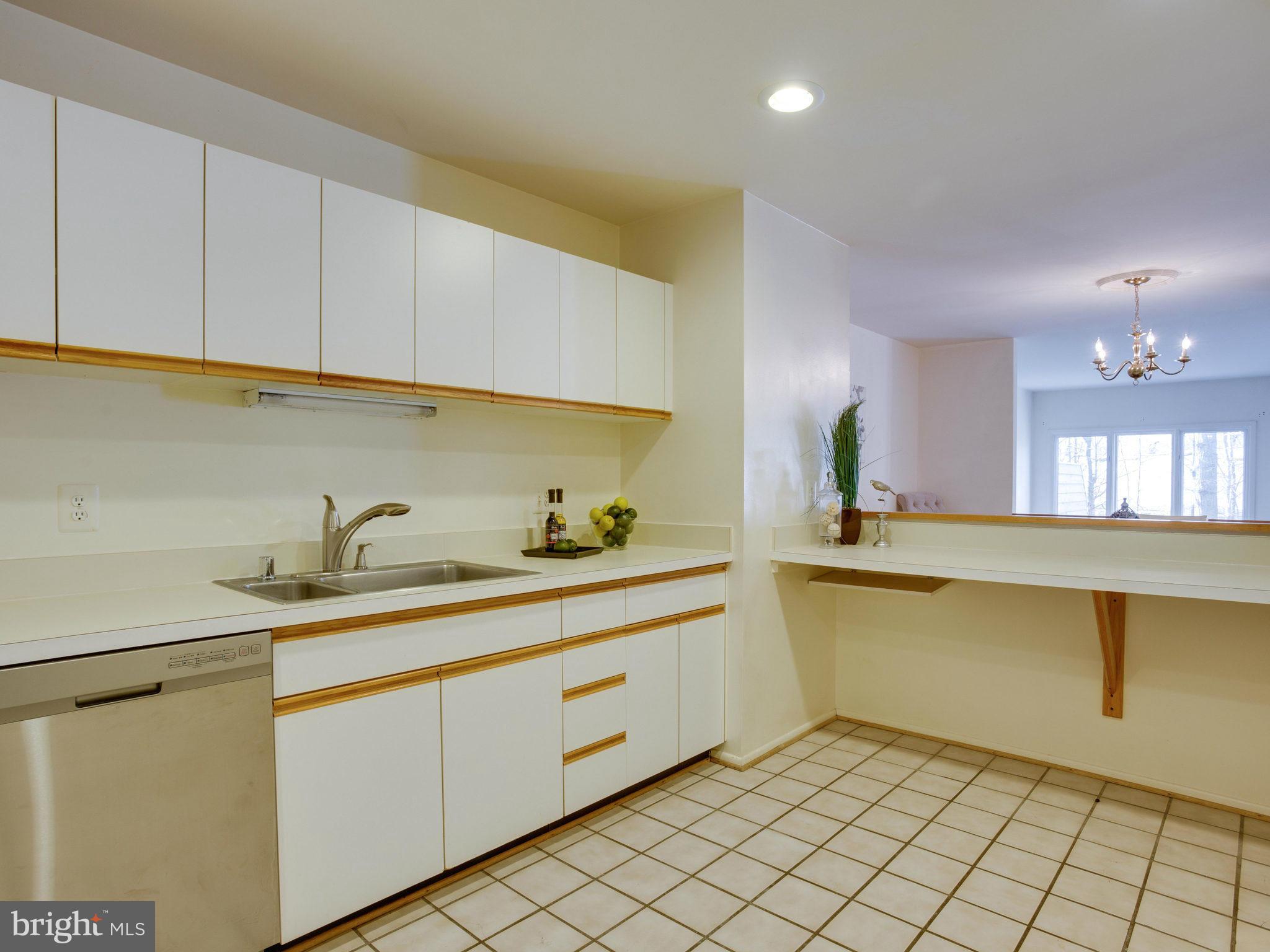 11102 Lakespray Way Reston, VA 20191 - Photo 9 of 28 Kitchen