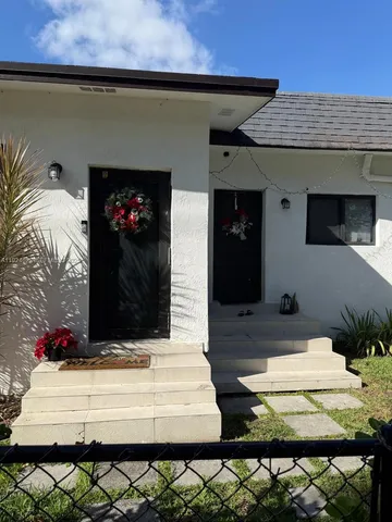 a view of entryway front of house