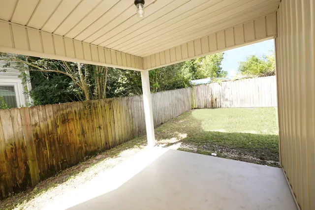 a view of a backyard