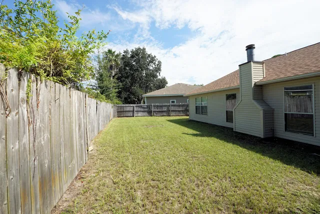 a view of a house with backyard