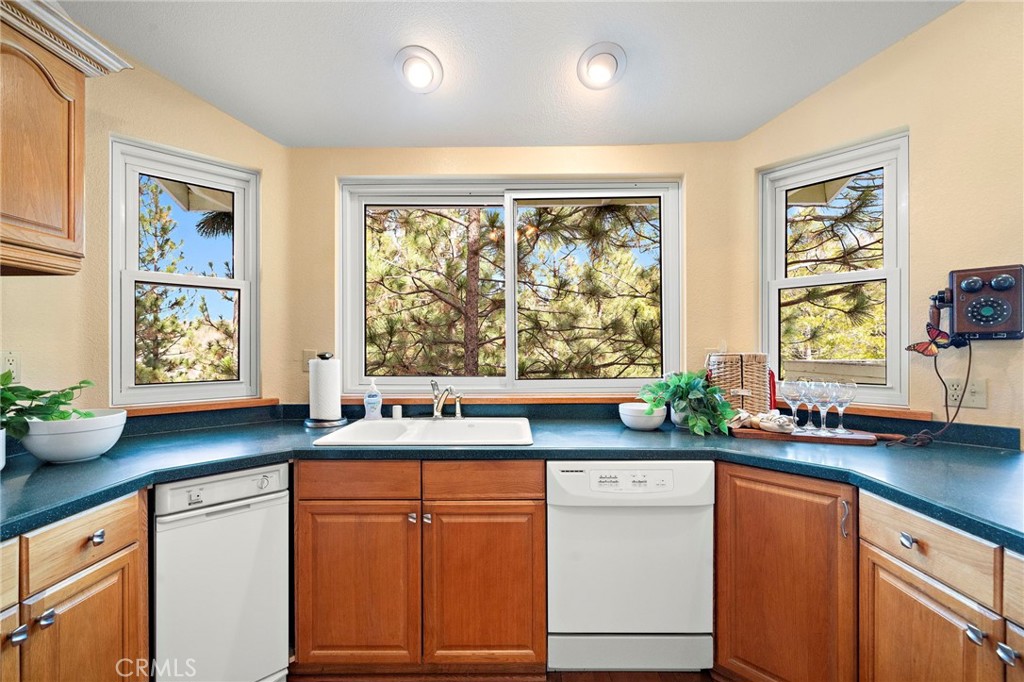 180 Grass Valley Road, Unit 20 Lake Arrowhead, CA 92352 - Photo 21 of 67