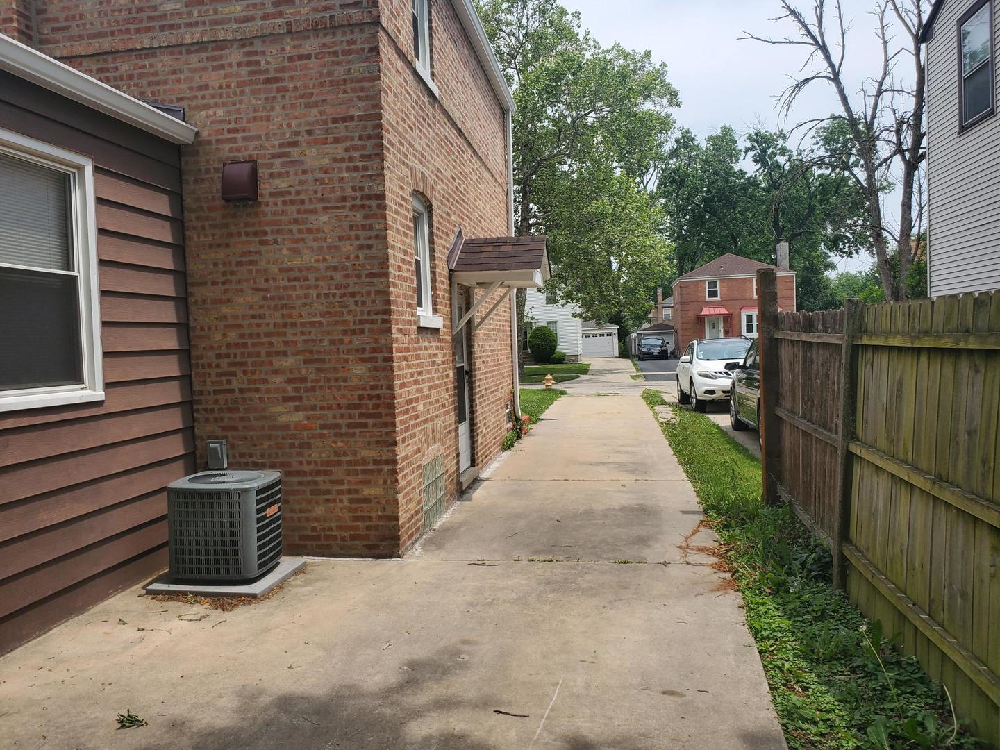 2422 12th Avenue Broadview, IL 60155 - Photo 4 of 34 a view of a pathway that has small garden