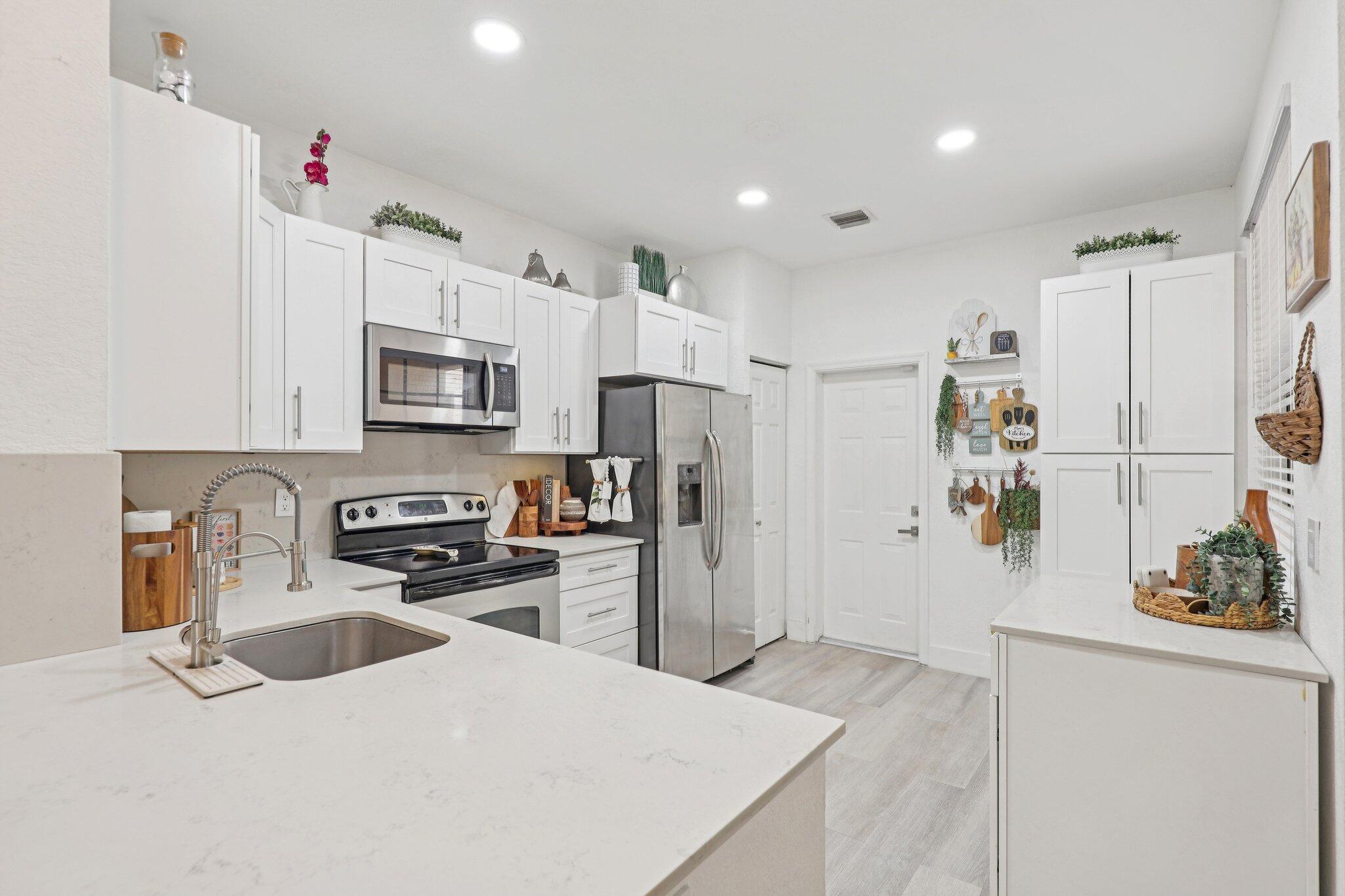 3875 Tree Top Drive Weston, FL 33332 - Photo 4 of 51 12-web-or-mls-Tree Top Dr-S1504-012