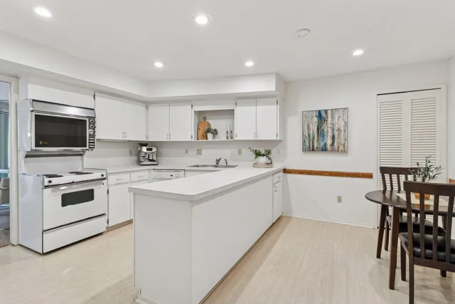 $199,000 | 3412 Oak Ridge Road, Unit 211, Minnetonka, MN 55305