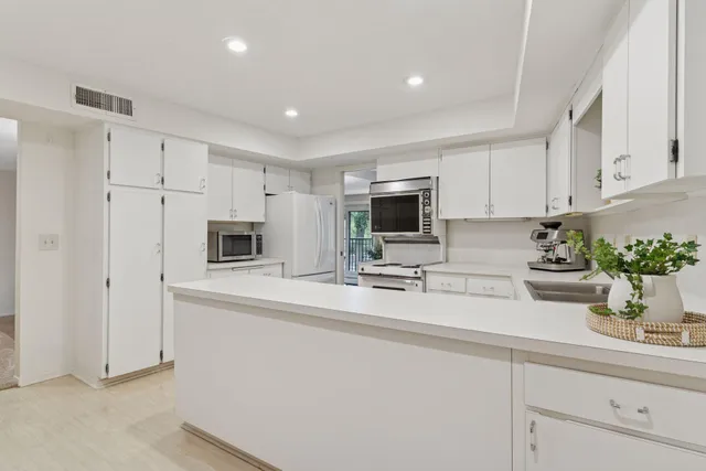 $199,000 | 3412 Oak Ridge Road, Unit 211, Minnetonka, MN 55305