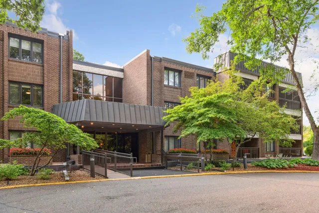 $199,000 | 3412 Oak Ridge Road, Unit 211, Minnetonka, MN 55305