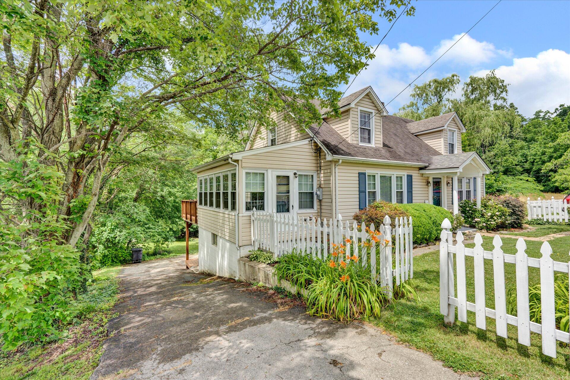 6102 Cove Road Roanoke, VA 24019 - Photo 1 of 31 01-DSC4876