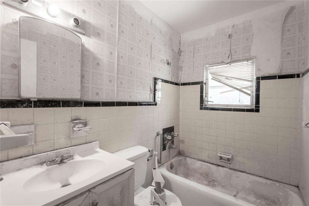 6281 Southeast Hames Road Belleview, FL 34420 - Photo 11 of 16 a bathroom with a sink and a bathtub
