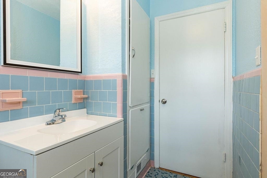 405 Springfield Avenue Guyton, GA 31312 - Photo 28 of 39 a bathroom with a sink and a mirror