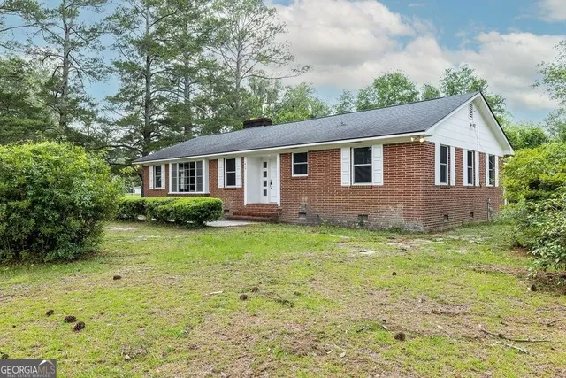 a view of a house with a backyard